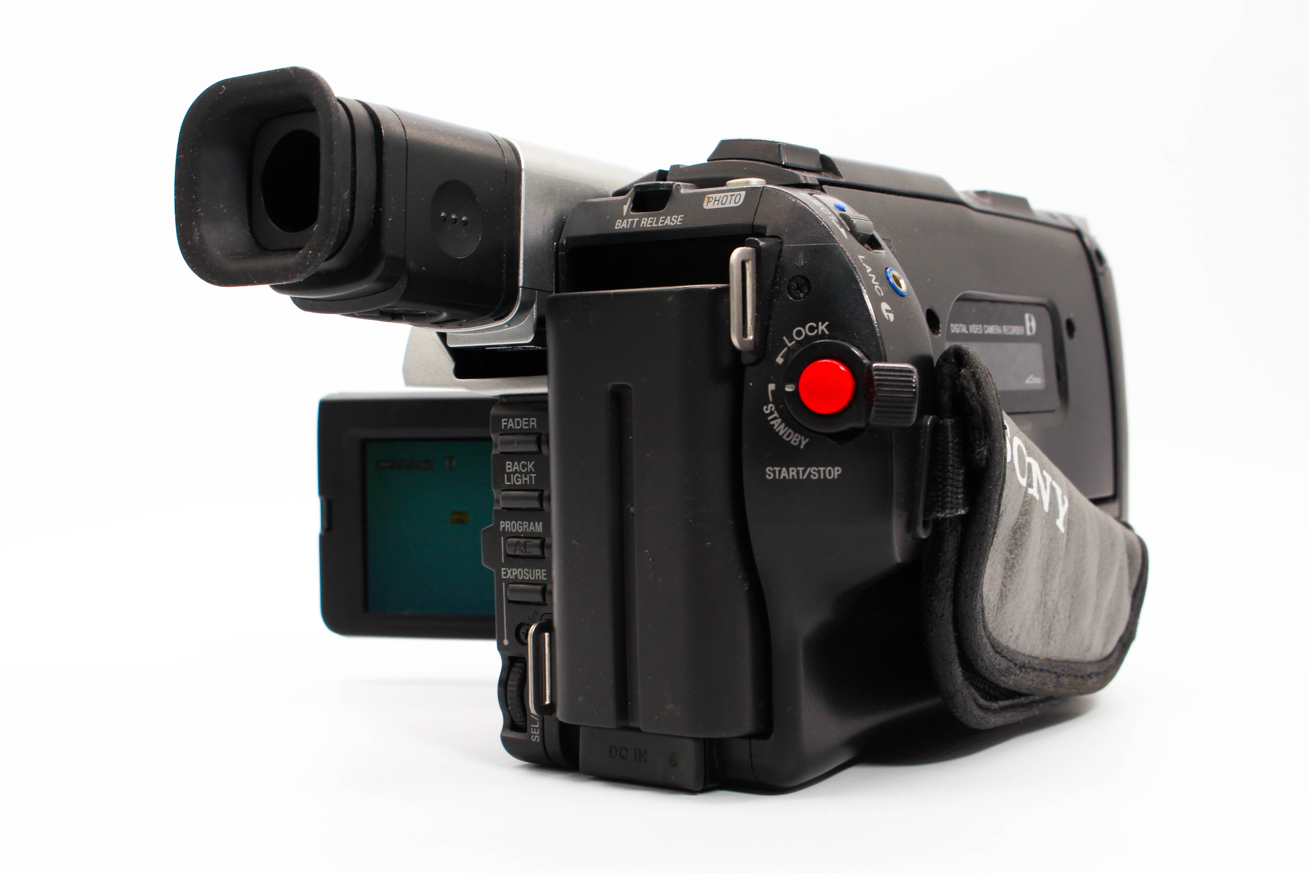 Sony DCR-TRV110E Digital8 Hi8 Video8 Handycam Camcorder Camera - Tested Bundle Excellent