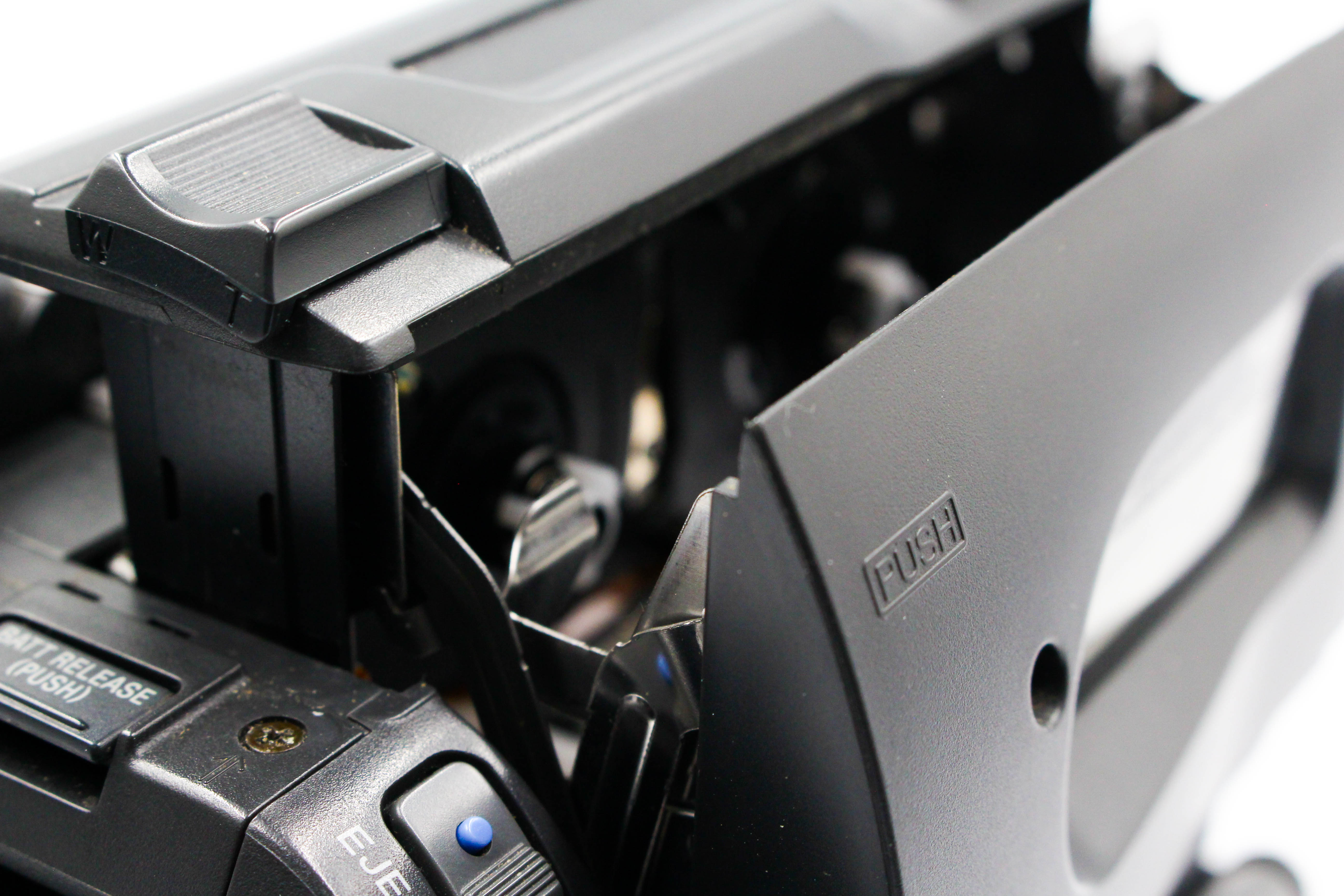 Sony CCD-TRV64E Hi8 Handycam Retro Video Camera Camcorder - Tested Bundle Excellent