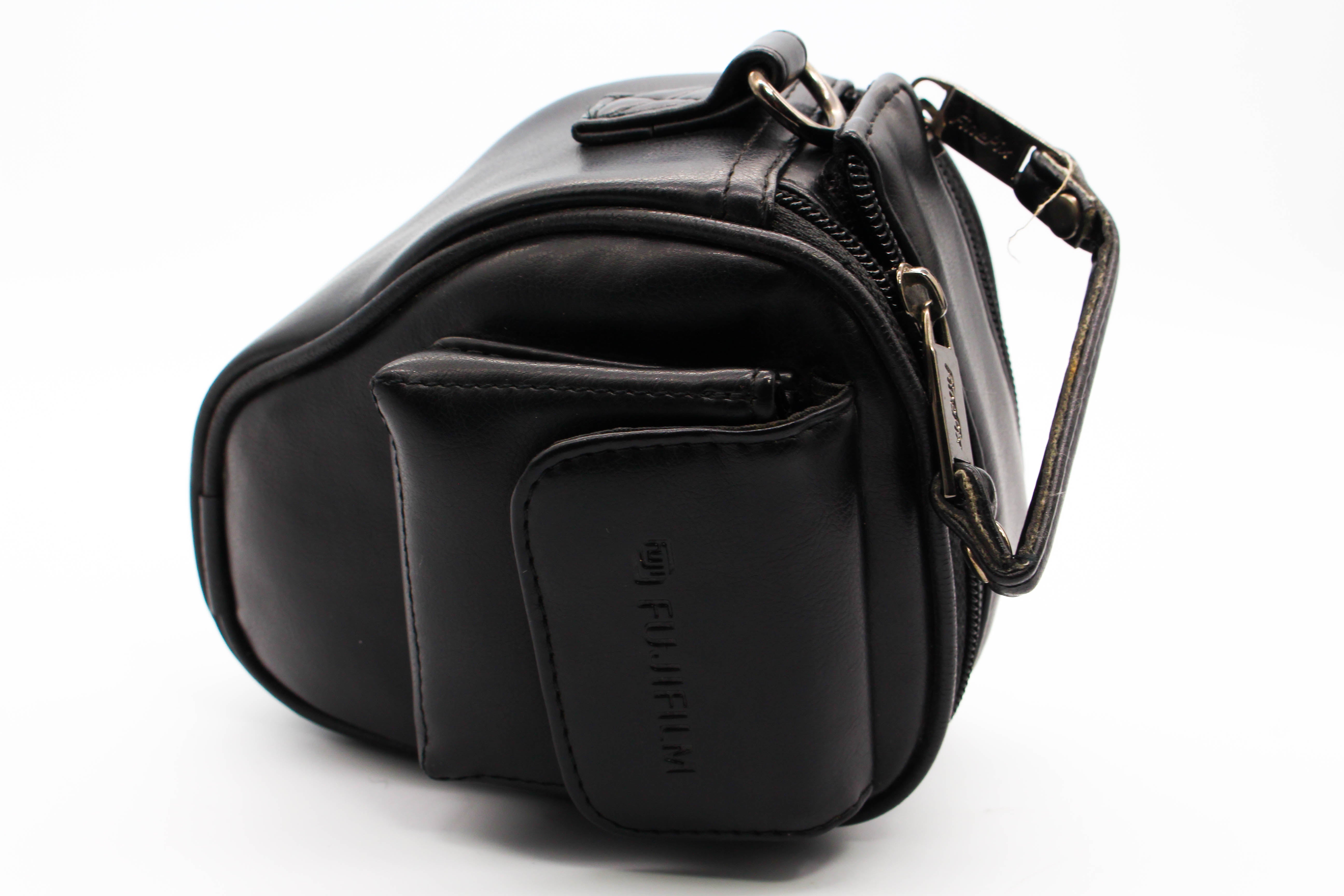 FujiFilm Small Leather Camera Carry Pouch Bag For Digicam Compact Camera Camcorders- Excellent