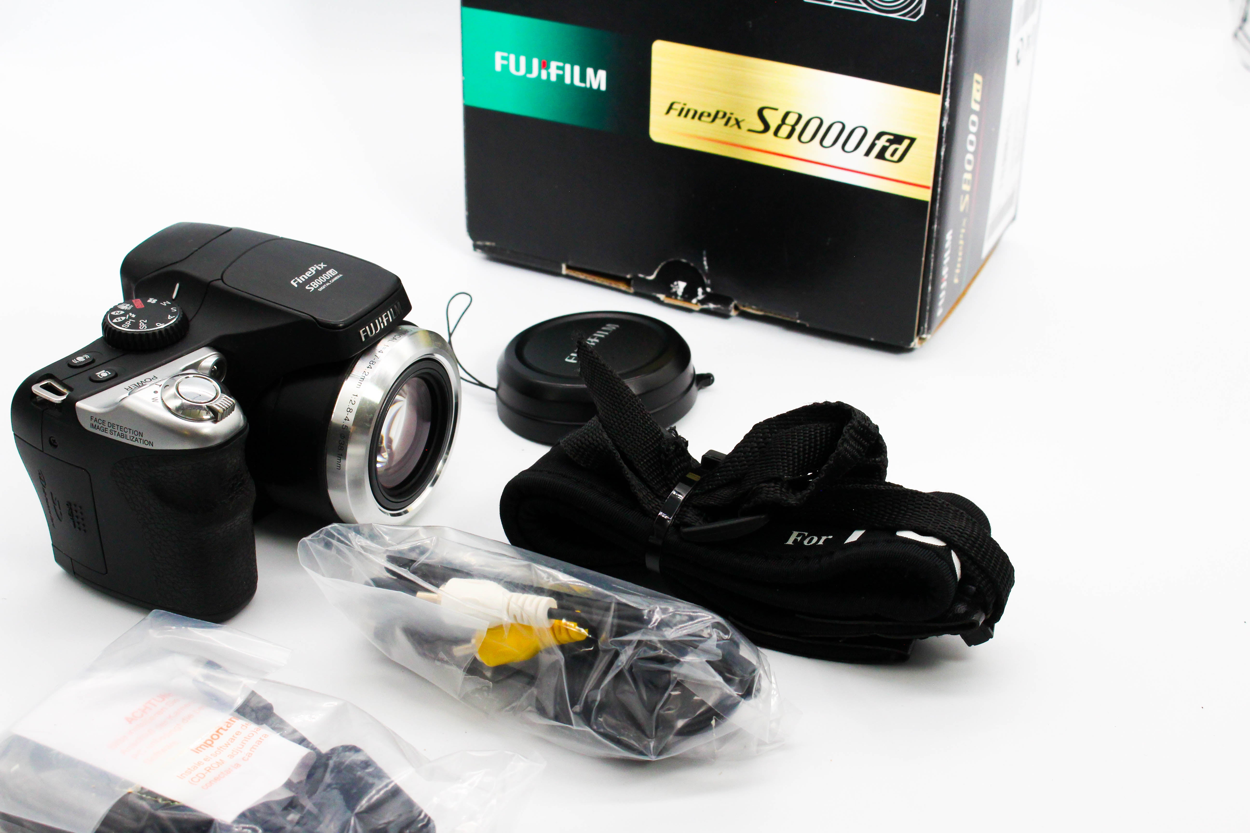 FujiFilm FinePix S8000FD Digital Compact Bridge Camera Digicam - Tested Bundle Excellent