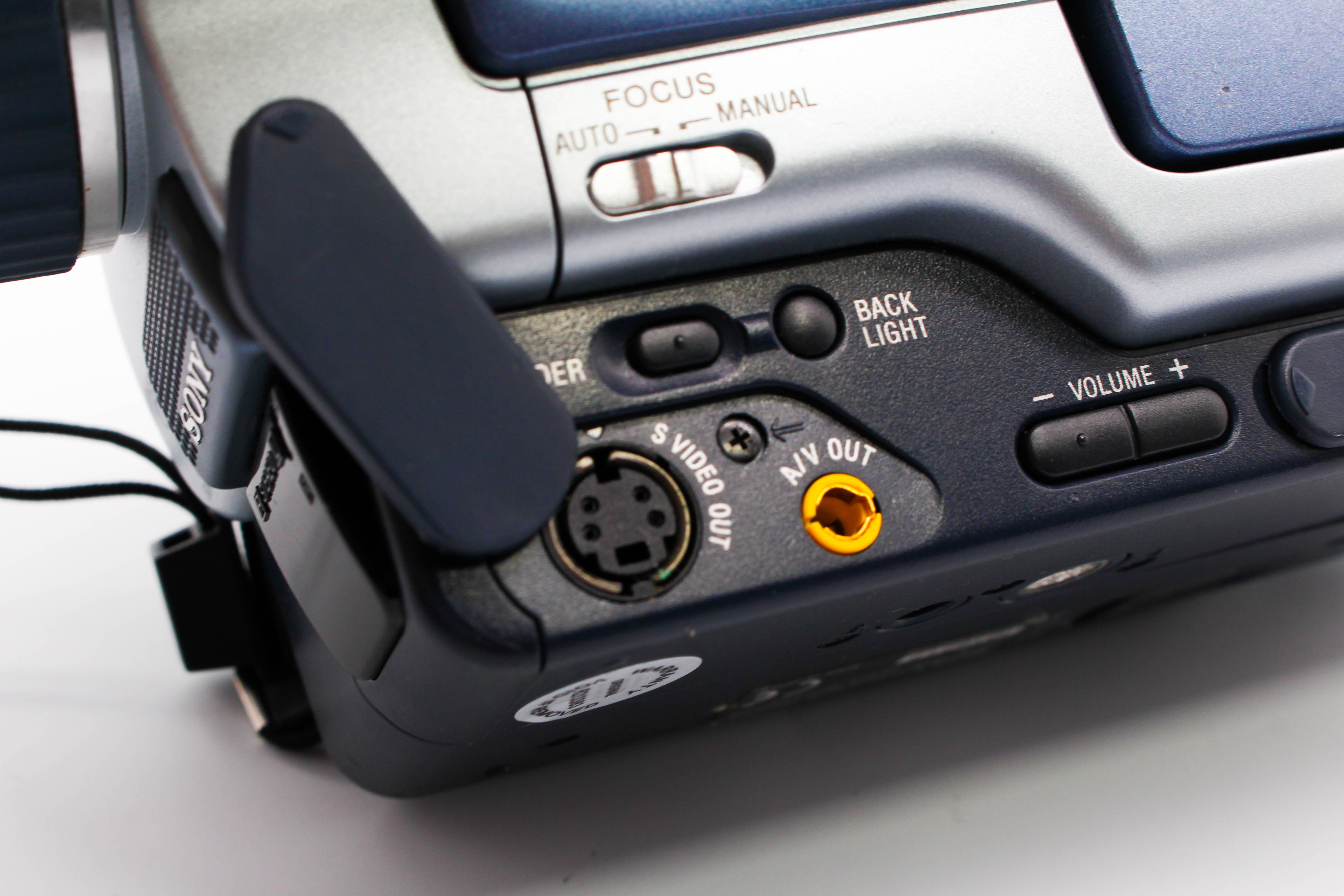 Sony DCR-TRV325E Digital8 Hi8 Video8 8mm Handycam Digital Video Camcorder - Tested Bundle
