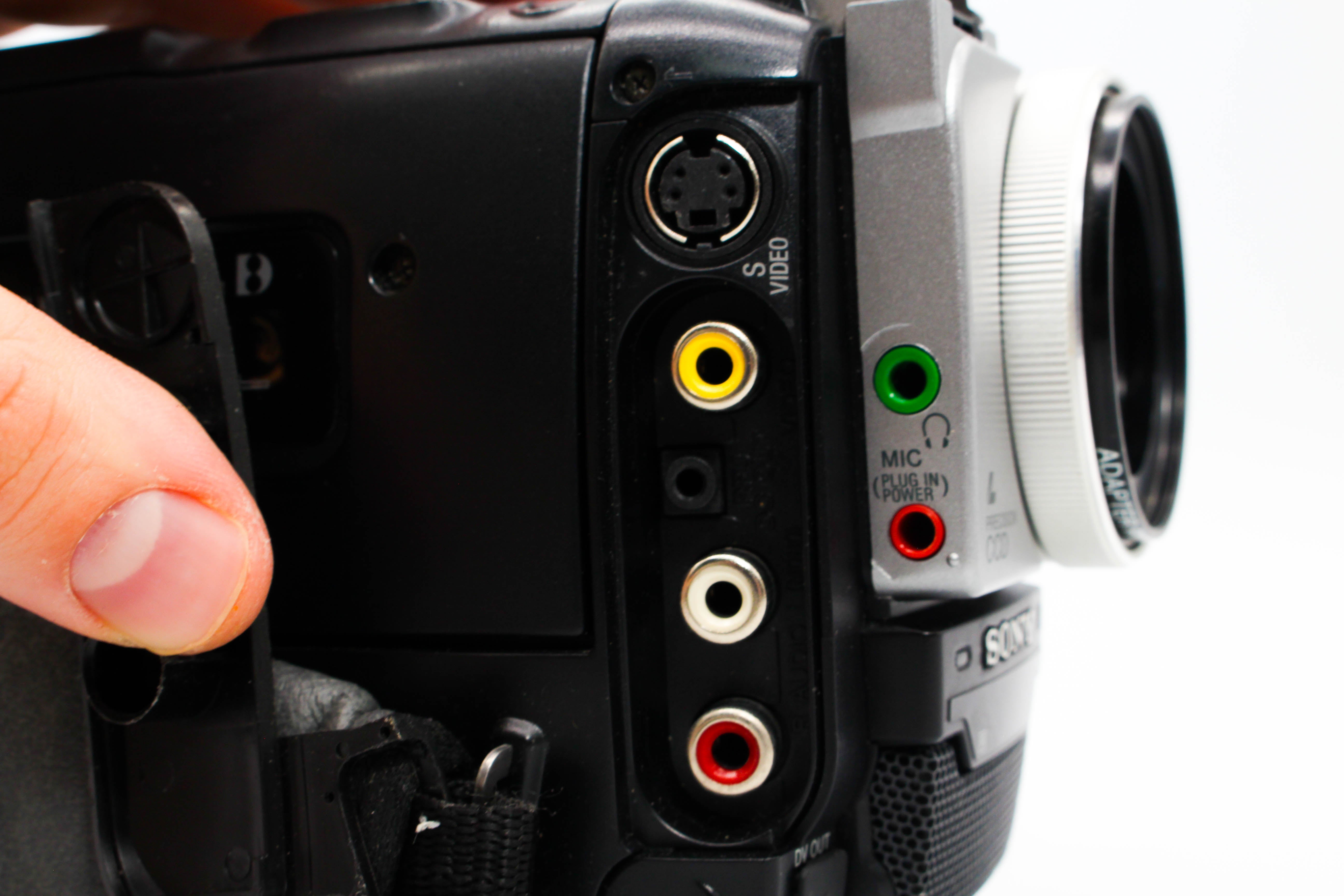 Sony DCR-TRV110E Digital8 Hi8 Video8 Handycam Camcorder Camera - Tested Bundle Excellent