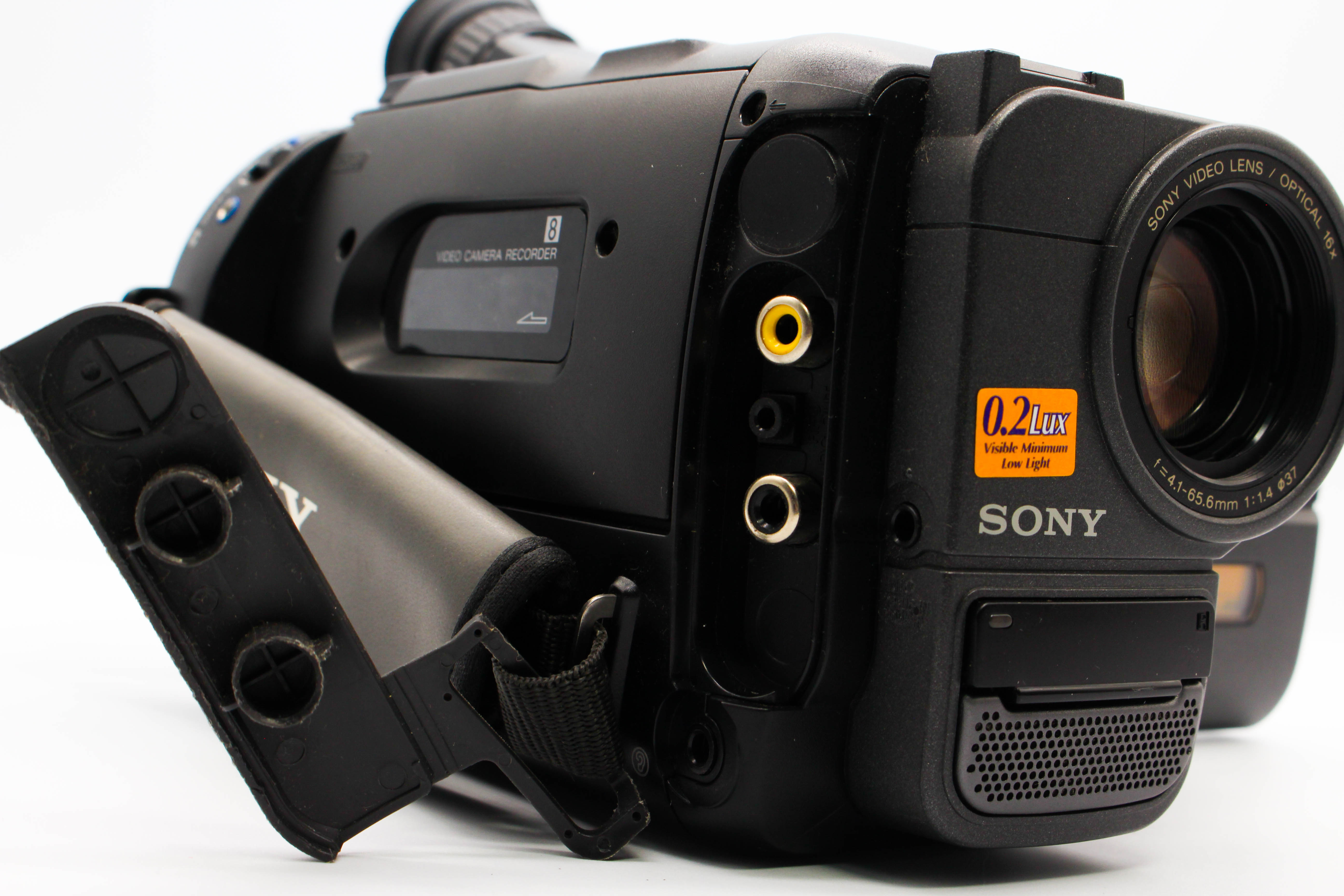 Sony CCD-TRV15E Video8 XR Handycam Analog Video Camera Camcorder (Read) - Tested Bundle