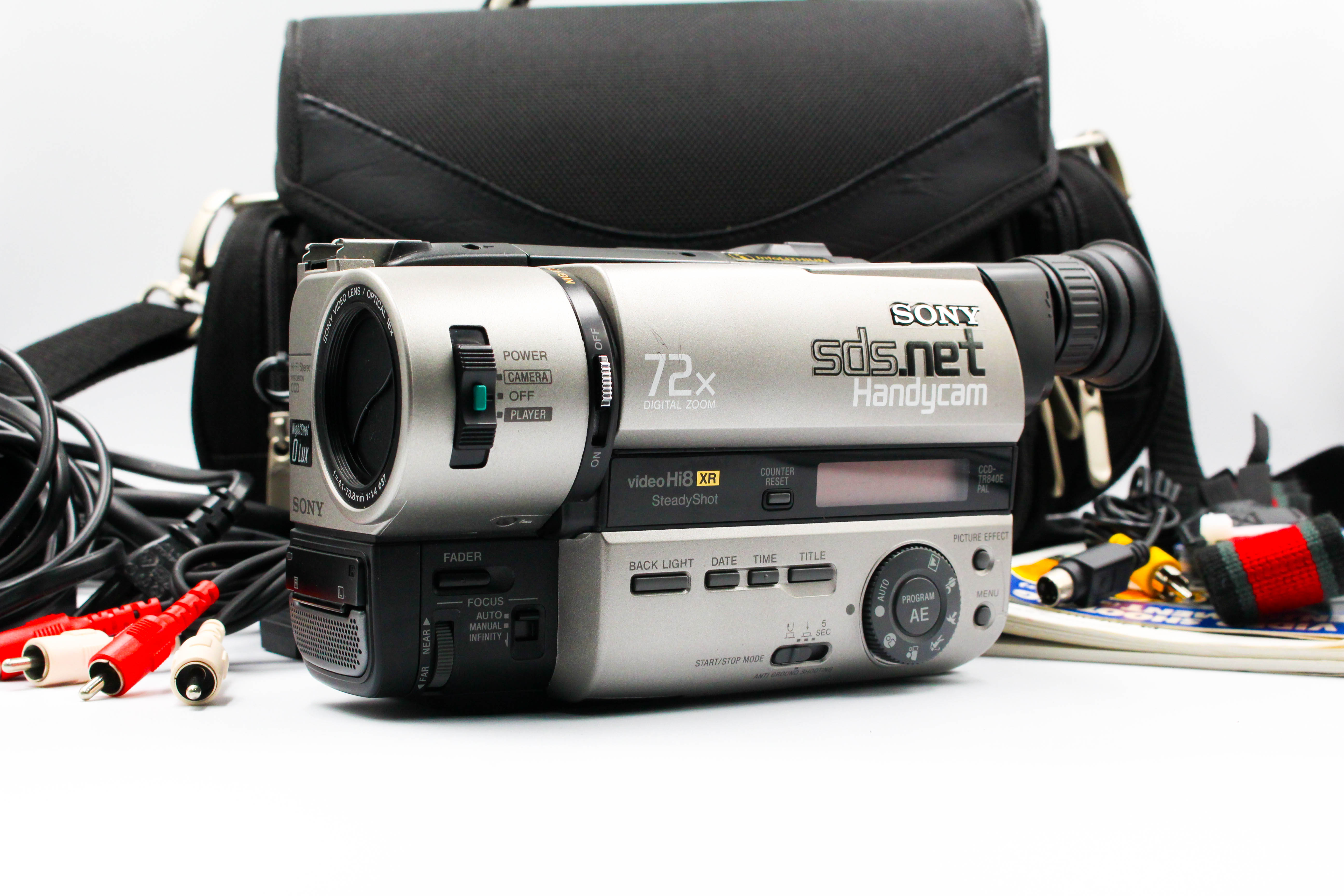 Sony CCD-TR840E Hi8 Video8 Handycam Handycam Video Camcorder Camera