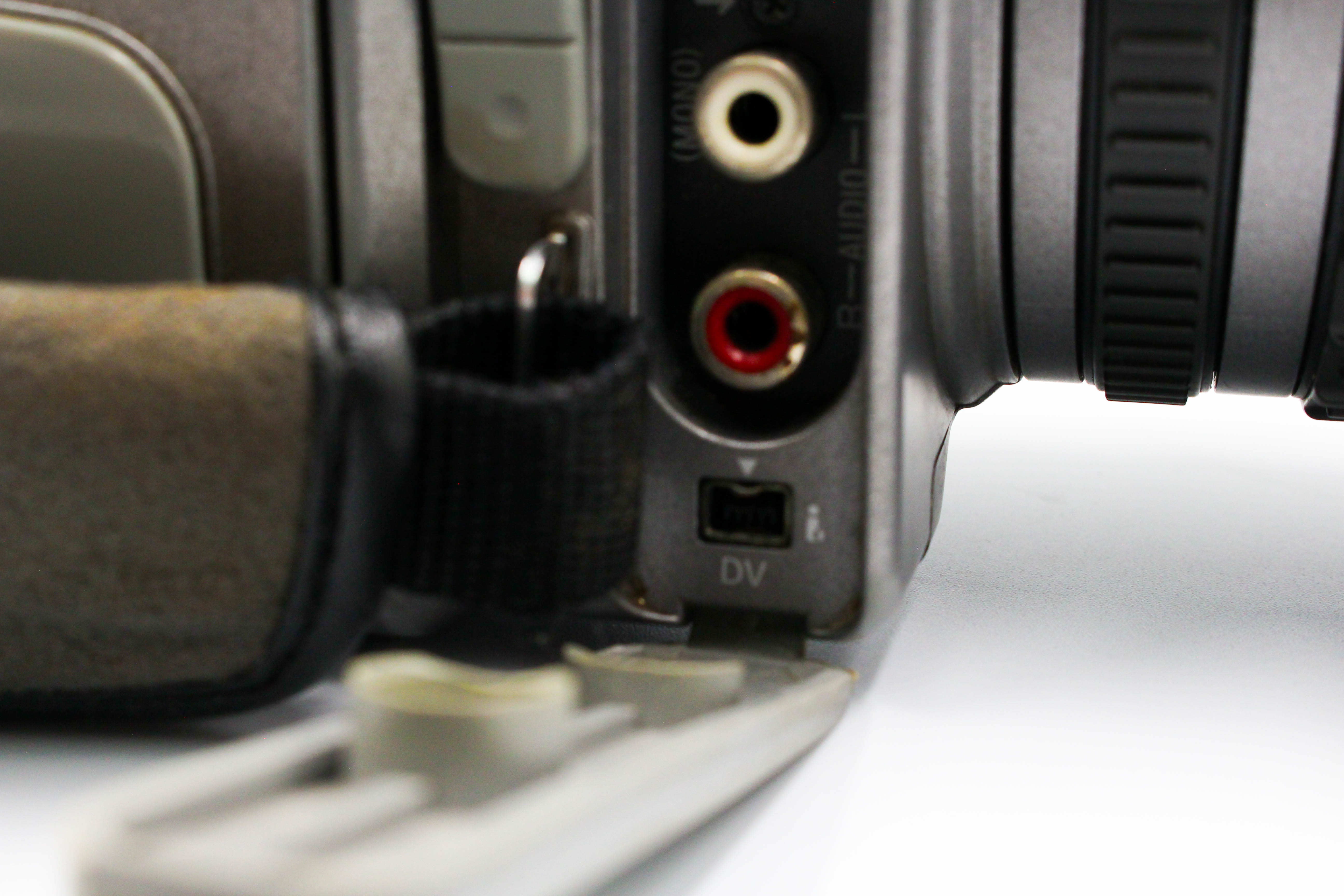 Sony DCR-VX2100E MiniDV Handycam Digital Video Camera Camcorder