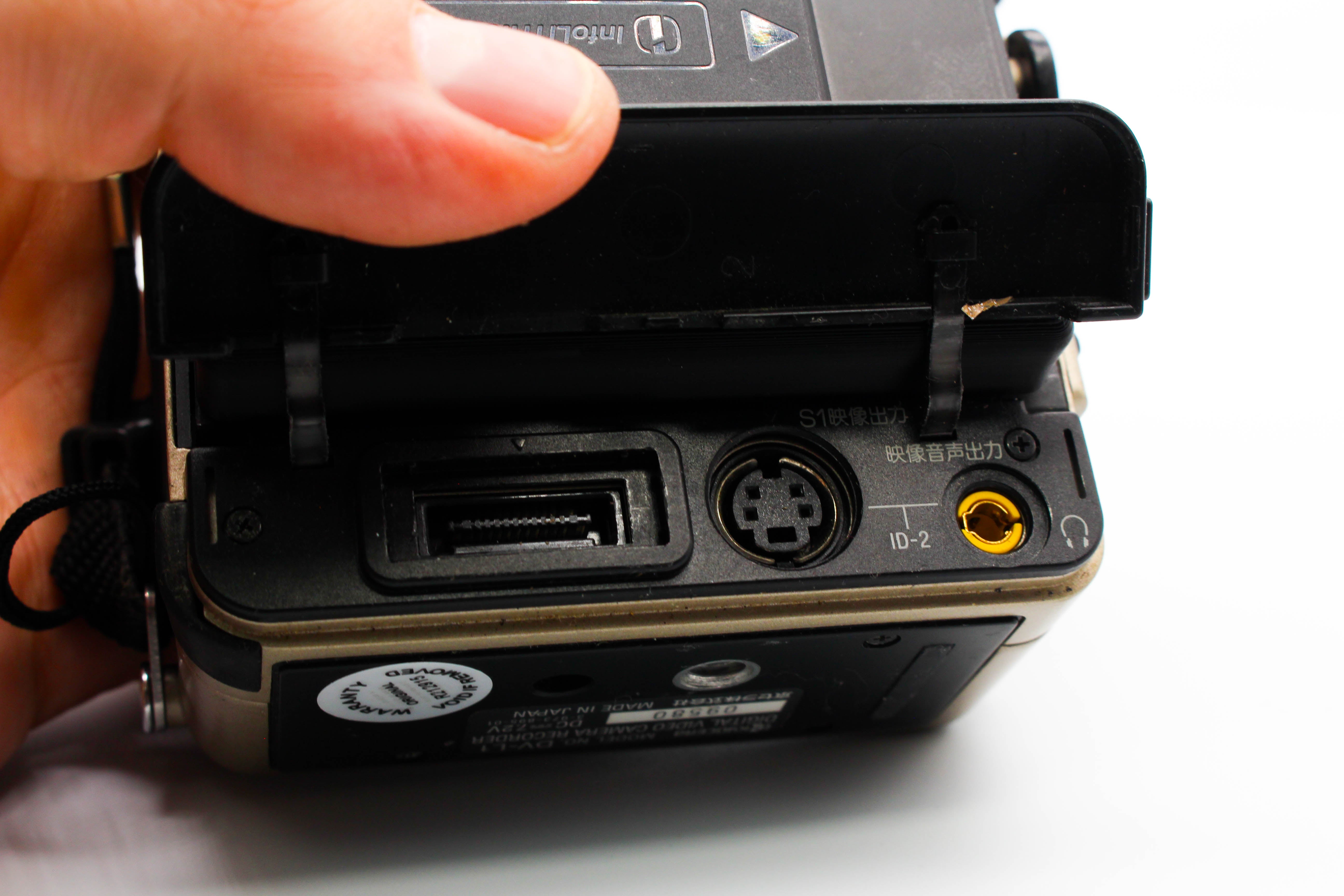 Kyocera DV-L1 NTSC Japanese MiniDV Digital Video Handycam Camcorder Camera - Tested Bundle Good