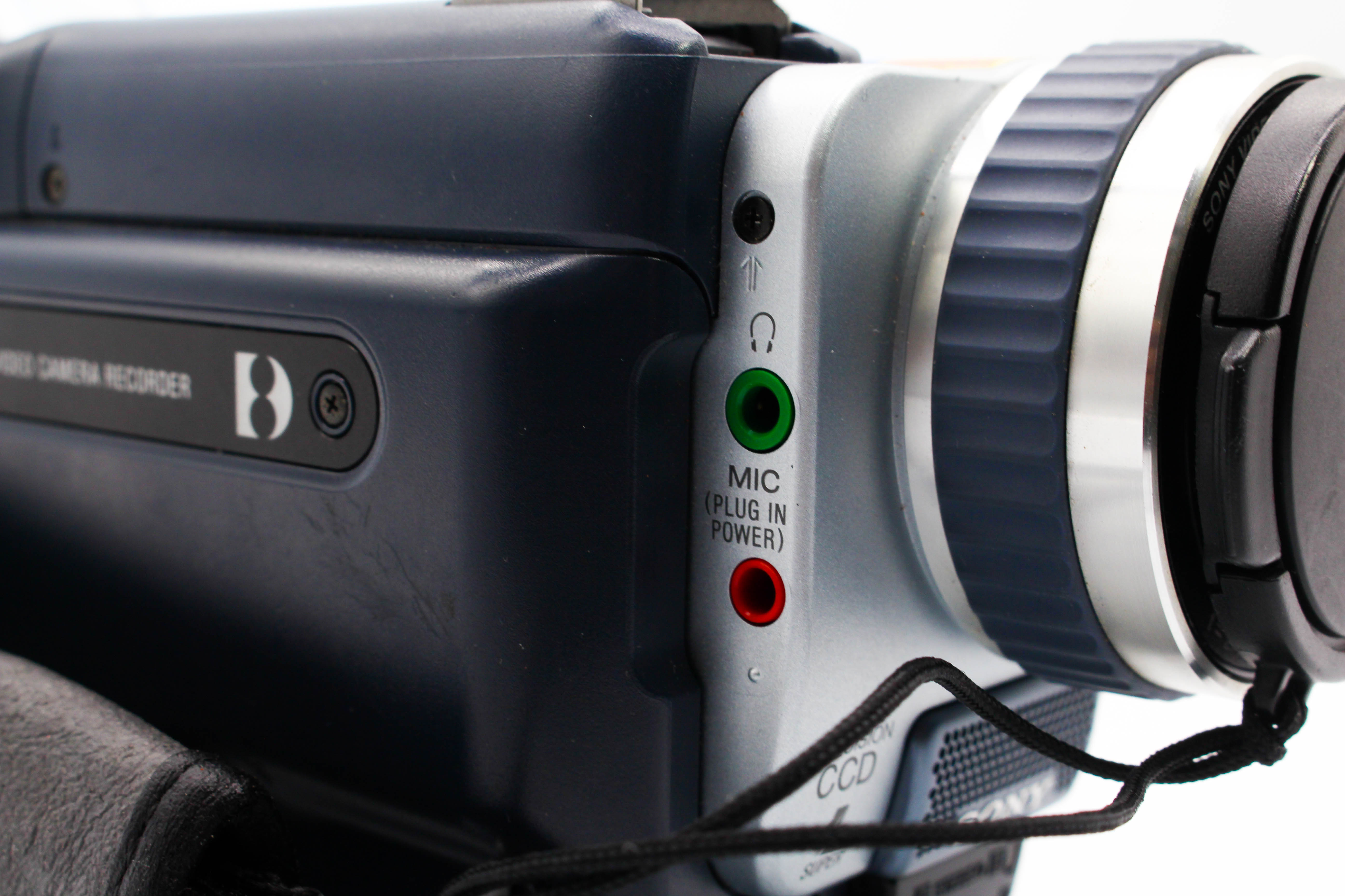 Sony DCR-TRV325E Digital8 Hi8 Video8 8mm Handycam Digital Video Camcorder - Tested Bundle