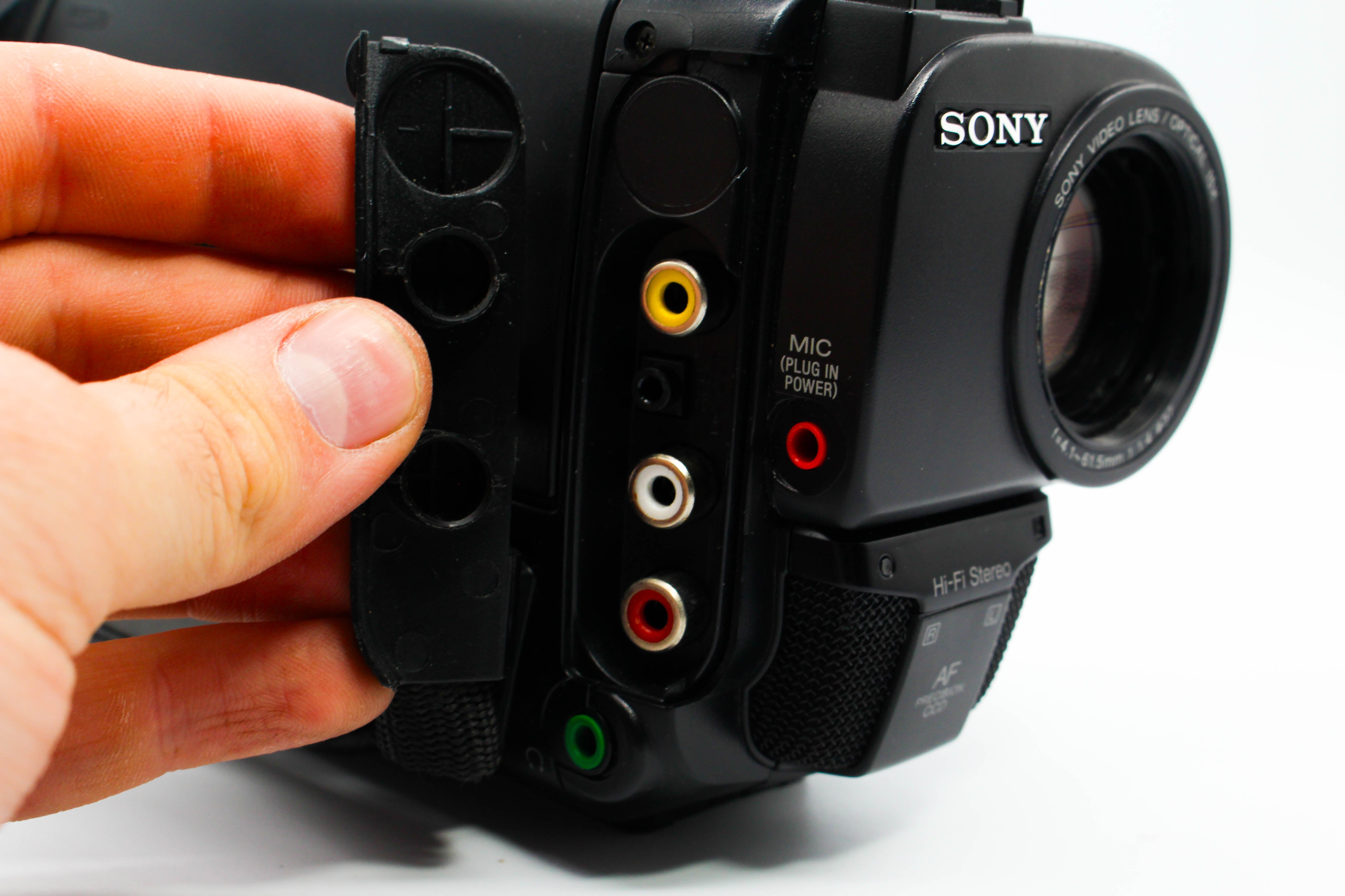 Sony CCD-TR610E Video8 8mm Analog Video Handycam Camcorder Camera - Tested Bundle Excellent